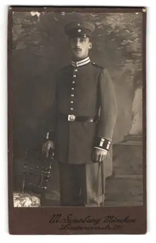 Fotografie M. Sensburg, München, Lindwurmstrasse 201, Gardesoldat in Uniform mit Bajonett und Schirmmütze