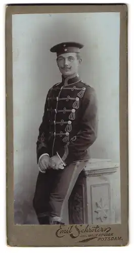 Fotografie Emil Schröter, Potsdam, Schloss-Strasse 1-3, Husar in Uniform mit Krätzchen im Portrait