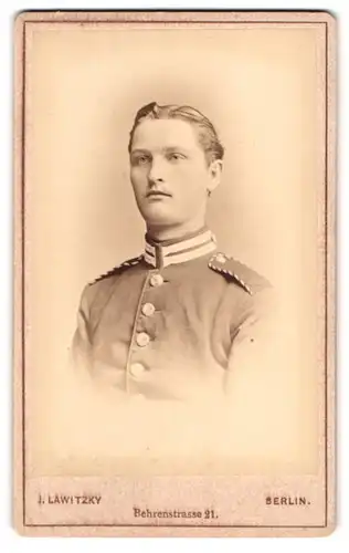 Fotografie J. Lawitzky, Berlin, Behrenstrasse 21, Einjährig-Freiwillig dienender Gardesoldat in Uniform im Portrait