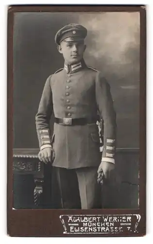 Fotografie Adalbert Werner, München, Elisenstrasse 7, Junger Gardesoldat in Uniform mit Schirmmütze