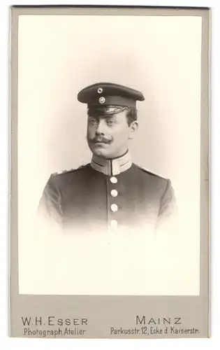 Fotografie W. H. Esser, Mainz, Parkusstrasse 12, Uffz. der Garde mit Schirmmütze Portrait