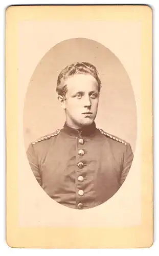 Fotografie W. H. Esser, Mainz, Emmrich-Josephstrasse 11, Einjährig-Freiwilliger in Uniform im Portrait