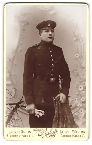 Fotografie Atelier Rabass, Leizpig-Gohlis, Blumenstrasse 1, Soldat in Uniform mit Schirmmütze und Bajonett