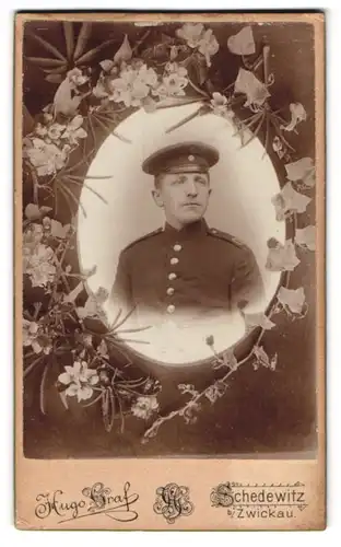 Fotografie Hugo Graf, Schedewitz b. Zwickau, Hauptstrasse 71, Soldat in Uniform mit Schirmmütze