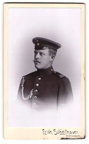 Fotografie Erich Scheithauer, Wilkau, Herrman Strasse 86, Soldat des 133. Rgt. in Uniform mit Schützenschnur