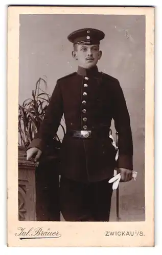 Fotografie Jul. Bräuer, Zwickau, Werdauer Strasse, Junger Soldat in Uniform mit Segelohren