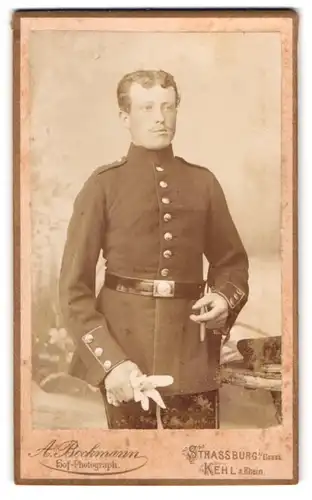 Fotografie A. Bockmann, Kehl a. Rh., Junger Soldat in Uniform mit Zigarre in der Hand