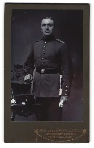 Fotografie Atlier Fritz Esser, Trier, Simeonstrasse 5, Soldat in Uniform des 69. Rgt. im Portrait