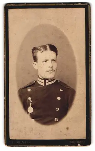 Fotografie F. Willmann, Stuttgart, Marien-Strasse 36 1 /2, Garde-Ulane mit Schützenschnur an der Uniform