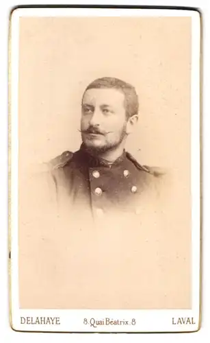 Fotografie Maison Delahaye, Laval, Quai Béatrix 8, Offizier des 102. Rgt. in Uniform im Portrait