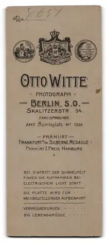 Fotografie Otto Witte, Berlin, Skalitzer-Str. 54, Portrait junges Mädchen im weissen Kleid mit Konfirmationskerze