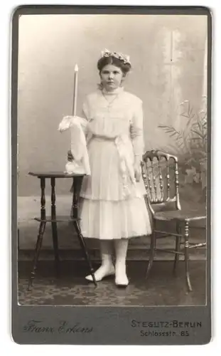 Fotografie Franz Erkens, Berlin-Steglitz, Schlossstr. 85, Portrait Mädchen im weissen Kleid mit Kerze, Kommunion