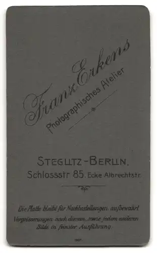 Fotografie Franz Erkens, Berlin-Steglitz, Schlossstr. 85, Portrait Mädchen im weissen Kleid mit Kerze, Kommunion