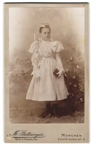 Fotografie M. Stettmeyer, München, Zweibrückenstr. 5, Portrait junges Mädchen im Kleid mit Kommunionskerze und Bibel