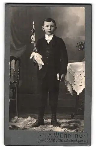 Fotografie H. A. Wenning, Wasserburg a. Inn, Tränkgasse, Portrait junger Knabe im Anzug mit Kerze und Bibel