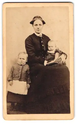 Fotografie Wilh. Ohm, Braunschweig, Ross-Str. 3, Portrait Mutter im Biedermeierkleid mit zwei Kindern, Mutterglück