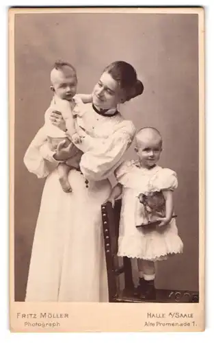 Fotografie Fritz Möller, Halle a. Saale, Alte Promenade 1, Portrait junge Mutter zeigt stolz ihre Kinder, Mutterglück