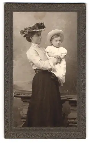 Fotografie G. Th. Hase & Sohn, Freiburg i. B., Carlsplatz 4, Portrait Mutter im Kleid zeigt ihr Kind, Mutterglück