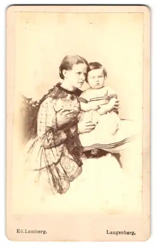 Fotografie Ed. Lomberg, Langenberg, Portrait Mutter im Tüllkleid mit kleiner Tochter, Mutterglück