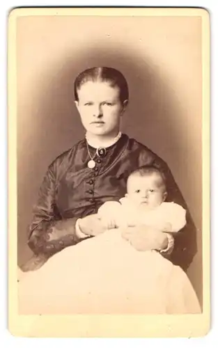 Fotografie Franz Roegels, Barmen, Heckinghauser-Str. 25, Portrait junge Mutter mit Ihrem Baby, Mutterglück