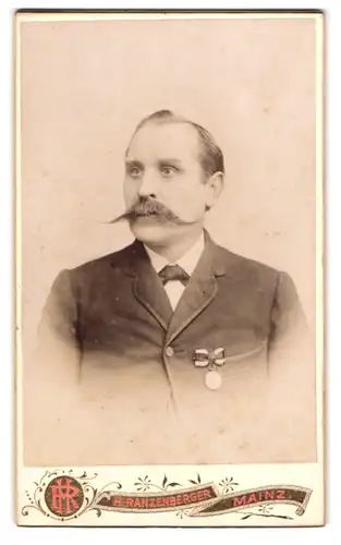 Fotografie H. Ranzenberger, Mainz, Rheinstr. 45, Portrait Herr im Anzug mit Orden und Walrossbart