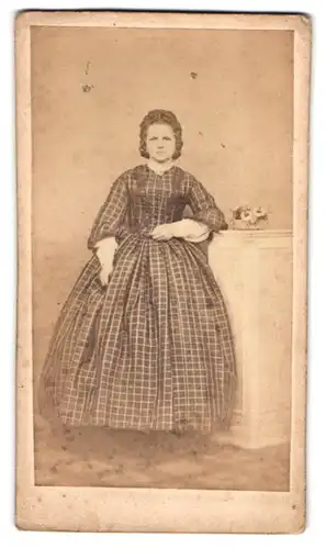 Fotografie unbekannter Fotograf und Ort, Portrait junge Frau im karierten Kleid mit Locken