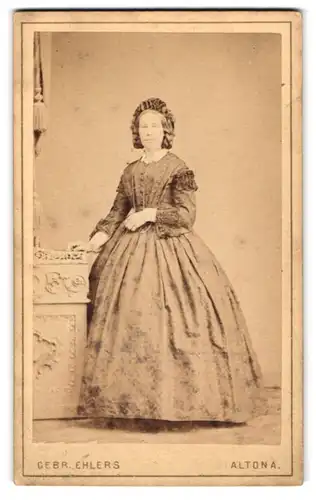 Fotografie Gebr. Ehlers, Altona, Portrait Dame im Biedermeierkleid mit Haube und Halskette