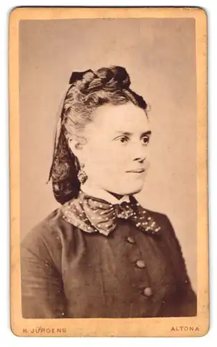 Fotografie H. Jürgens, Altona, Gr. Mühlenstr. 62, Portrait Dame im Kleid mit Pünktchenschleife und Hochsteckfrisur
