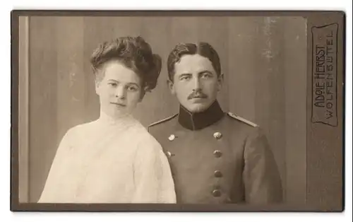 Fotografie Adolf Herbst, Wolfenbüttel, Langeherzogstr. 38, Portrait Soldat in Uniform nebst seiner Frau