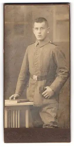 Fotografie Hohmann, Stollberg i. Erzg., Portrait junger Soldat in Feldgrau Uniform Rgt. 7