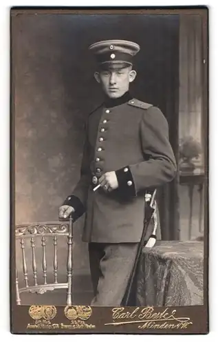 Fotografie Carl Beste, Minden i. W., Bäckerstr., Portrait Soldat in Uniform Rgt. 10 mit Säbel und Portepee, Segelohren