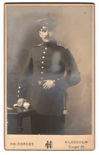 Fotografie Hr. Cordes, Hildesheim, Zingel 36, Portrait Soldat in Uniform mit Bajonett und Portepee
