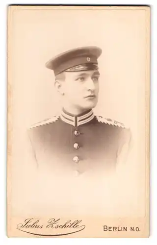 Fotografie Julius Zschille, Berlin, Frieden-Str. 8, Portrait Einjährig-Freiwilliger Max Borrmann in Gardeuniform