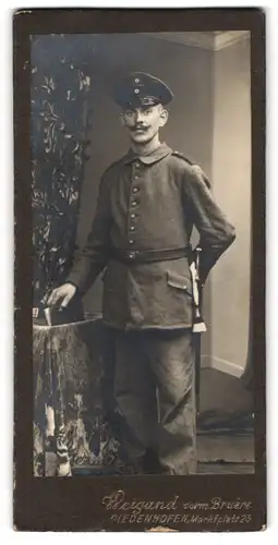 Fotografie Weigand, Diedenhofen, Marktplatz 23, Portrait Soldat in Feldgrau Uniform mit Bajonett und Portepee