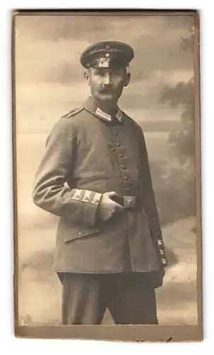Fotografie unbekannter Fotograf und Ort, Portrait Soldat in Feldgrau Uniform