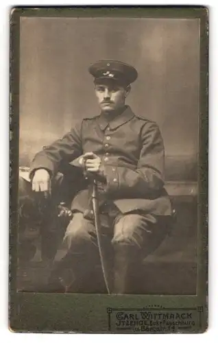 Fotografie Carl Wittmaack, Itzehoe, Bergstr. 1a, Portrait Soldat in Feldgrau Uniform mit Säbel
