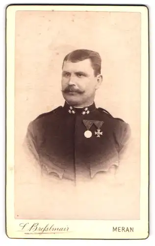 Fotografie L. Bresslmair, Meran, Portrait österreichischer Soldat in Uniform mit Orden