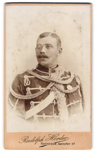 Fotografie Rudolph Hörder, Rathenow, Bahnhofstr. 5a, Portrait Zietenhusar in Uniform mit Schützenschnur, Zentenarorden