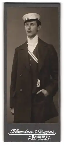 Fotografie Schraudner & Ruppert, Bamberg, Pödeldorferstr. 21, Portrait Student im Anzug mit Couleur und Schirmmütze