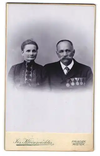 Fotografie Jos. Kleinwächter, Friedek, Franz-Josef-Str. 10, Portrait älterer Mann im Anzug mit Ordenspange nebst Frau