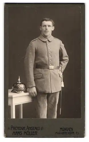 Fotografie Hans Möller, München, Augustenstr. 75, Portrait Soldat in Feldgrau Uniform mit Pickelhaube