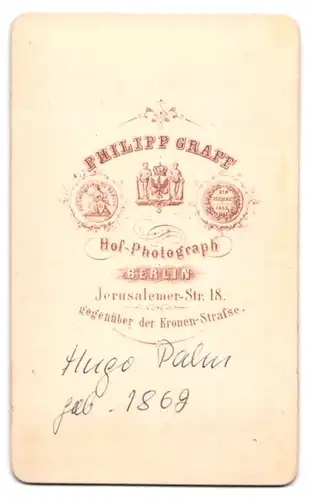 Fotografie Philipp Graff, Berlin, Jerusalemer-Str., Portrait Hugo Palm mit preussischer Pickelhaube und Gewehr im Kleid