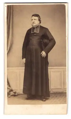 Fotografie Martin Freres, Toulouse, Rue de la Pomme 63, Portrait rundlicher Priester im Talar mit Hut unter`m Arm