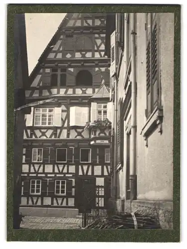 Fotografie unbekannter Fotograf, Ansicht Calw, Gasse mit Blick auf das Altdeutsches Haus
