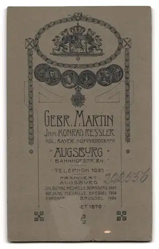Fotografie Gebr. Martin, Augsburg, Bahnhofstr. 24, Portrait Brautpaar im schwarzen Hochzeitskleid und Anzug mit Zylinder