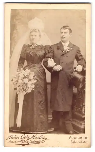 Fotografie Gebr. Martin, Augsburg, Bahnhofstr. 24, Portrait Ehepaar im schwarzen Hochzeitskleid und Anzug mit Zylinder