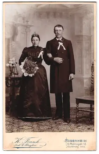 Fotografie K. Frank, Rosenheim, Frühlingstr. 13, Portrait Ehepaar im schwarzen Kleid und Anzug