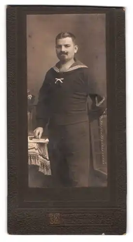 Fotografie Karl Dreyer, Kiel, Flämischestr. 22, Matrose in Uniform mit Kaiser Wilhelm Bart