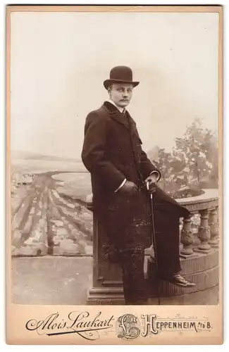 Fotografie Alois Laukart, Heppenheim a. d. B., Kl. Markt, adrett gekleidetet Herr im Mantel mit Melone und Spazierstock