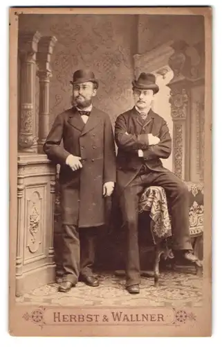 Fotografie Herbst & Wallner, Wien, Neubaugasse 40, Portrait Gustav Raimann und Josef Winter mit Melone und Hut